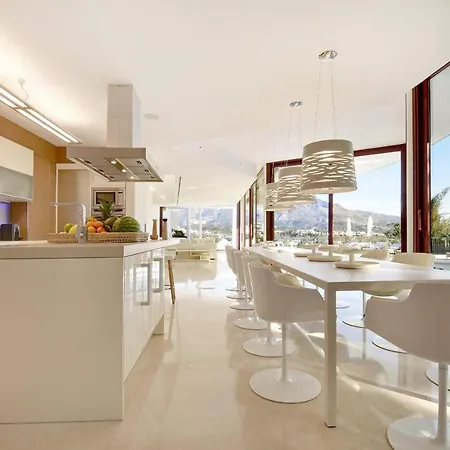 White Nueva Andalucia Вилла *